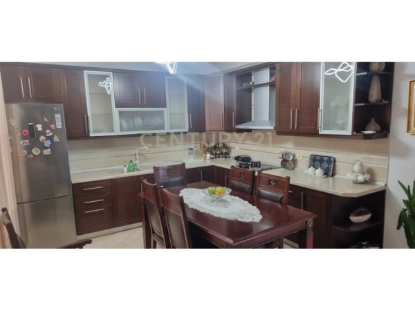 Tirane, jepet me qera apartament 2+1+Aneks+Ballkon Kati 4, 103 m² 550 € (Zogu i Zi)
