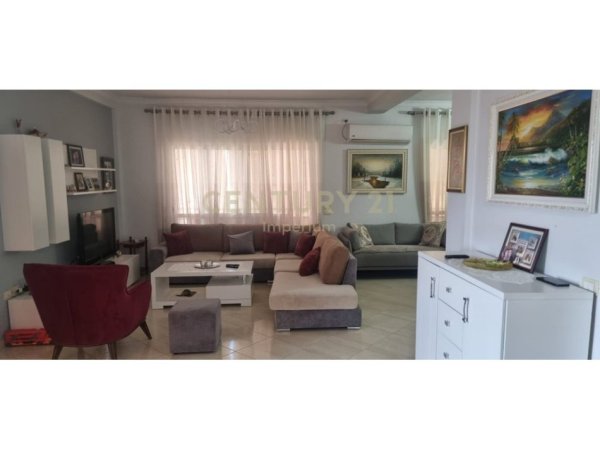 Tirane, jepet me qera apartament 2+1+Aneks+Ballkon Kati 4, 103 m² 550 € (Zogu i Zi)