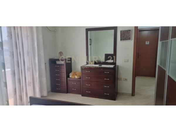 Tirane, jepet me qera apartament 2+1+Aneks+Ballkon Kati 4, 103 m² 550 € (Zogu i Zi)