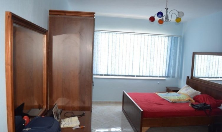 Tirane, jepet me qera apartament 3+1 Kati 6, 146 m² 600 € (rruga spiro floqi)