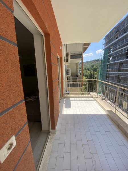 Tirane, jepet me qera apartament 2+1+Ballkon Kati 4, 100 m² 600 € (Rruga e kroit)