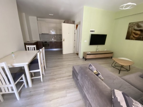 Tirane, jepet me qera apartament 2+1+Ballkon Kati 4, 100 m² 600 € (Rruga e kroit)