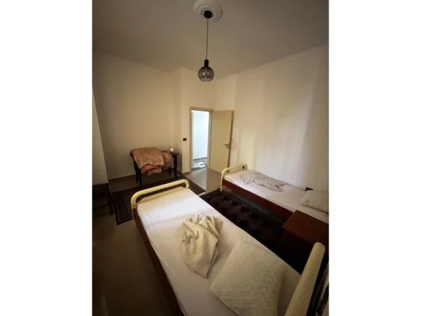 Tirane, jepet me qera apartament 2+1 Kati 1, 100 m² 550 € 