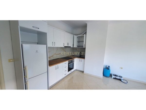 Tirane, jepet me qera apartament 2+1 Kati 3, 100 m² 350 € 