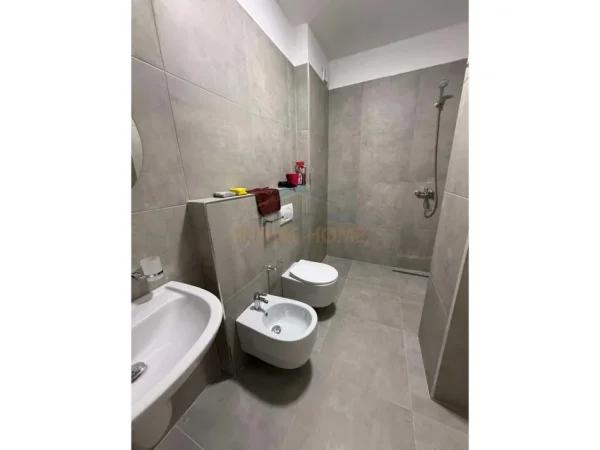 Tirane, jepet me qera apartament 2+1 Kati 5, 105 m² 700 € 