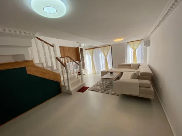 Durres, jepet me qera apartament duplex 2+1+Aneks+Ballkon Kati 1, 120 m² 800 € (Kodra e diellit 2)