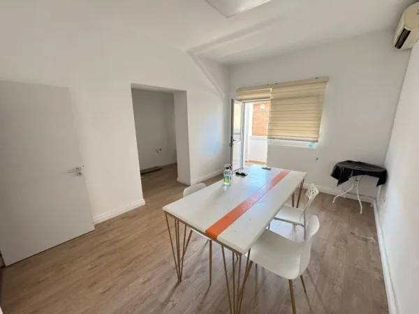 Tirane, jepet me qera apartament 3+1+Aneks+Ballkon Kati 3, 120 m² 800 € (Bllok)