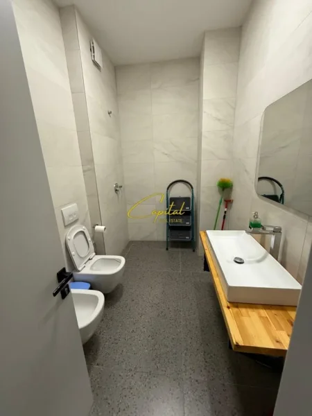 Tirane, shitet ambjent biznesi Kati 1, 137 m² 450.000 € (ASTIR)