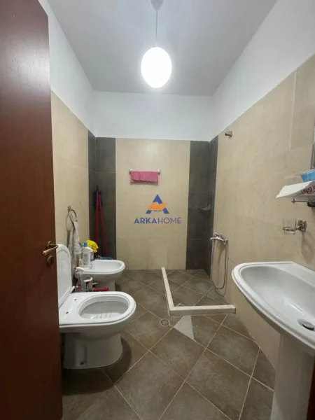 Tirane, jepet me qera apartament 1+1+Ballkon Kati 5, 63 m² 513 € (KRISTAL CENTER)