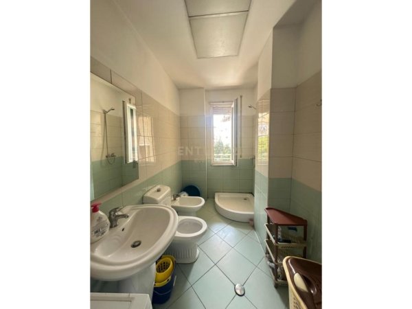 Tirane, jepet me qera apartament 2+1 Kati 2, 98 m² 430 € 