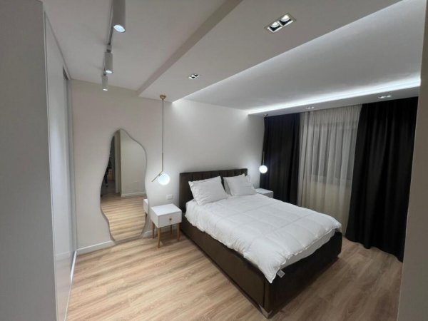 Tirane, jepet me qera apartament 2+1+Ballkon , 94 m² 1.000 € (Qender)