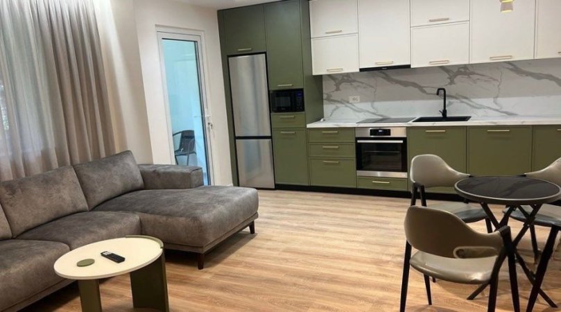Tirane, jepet me qera apartament 2+1+Ballkon , 94 m² 1.000 € (Qender)