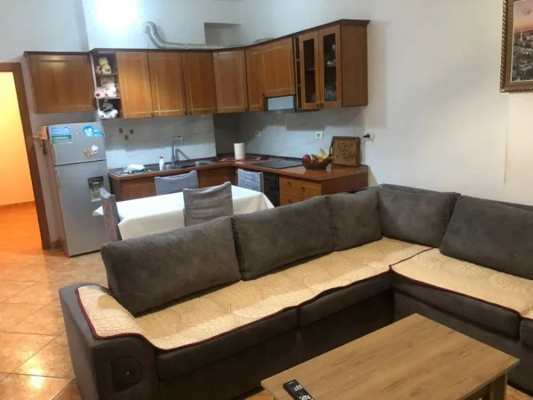 Tirane, jepet me qera apartament 2+1+Ballkon Kati 5, 89 m² 400 € (FRESKU)