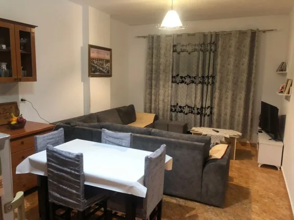 Tirane, jepet me qera apartament 2+1+Ballkon Kati 5, 89 m² 400 € (FRESKU)