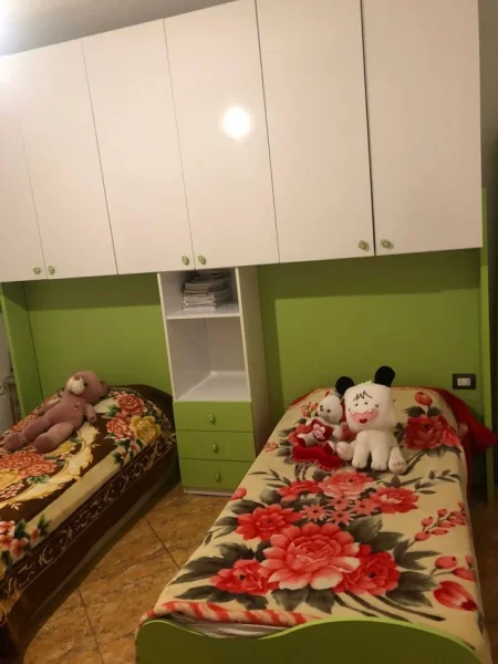 Tirane, jepet me qera apartament 2+1+Ballkon Kati 5, 89 m² 400 € (FRESKU)