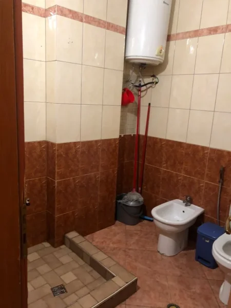 Tirane, jepet me qera apartament 2+1+Ballkon Kati 5, 89 m² 400 € (FRESKU)