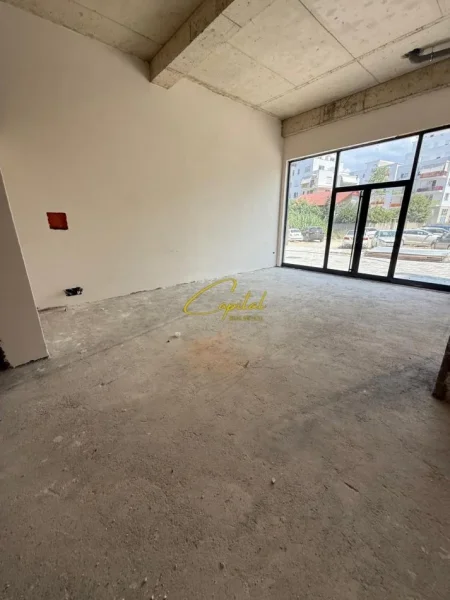 Tirane, shitet dyqan Kati 0, 103 m² 300.000 € (ASTIR)