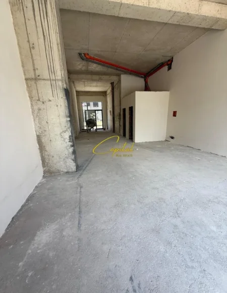 Tirane, shitet dyqan Kati 0, 103 m² 300.000 € (ASTIR)