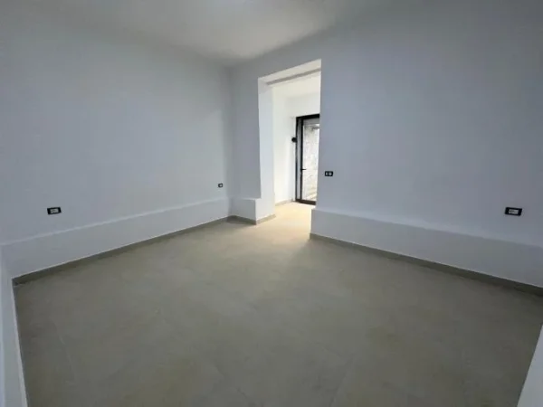 Tirane, jepet me qera ambjent biznesi Kati 0, 72 m² 1.100 € (rruga siri kodra)