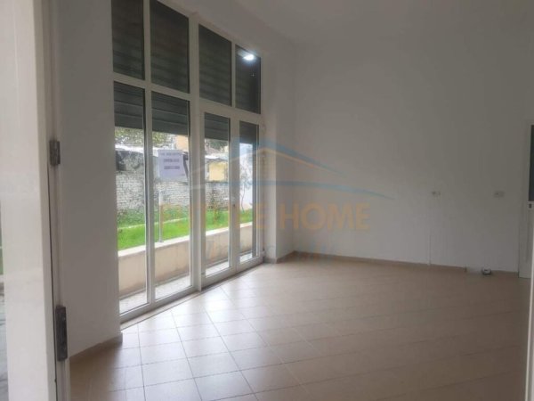 Tirane, jepet me qera ambjent biznesi Kati 0, 33 m² 350 € 