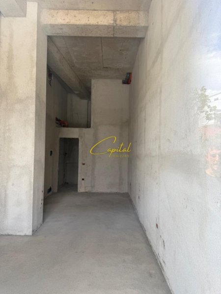 Tirane, shitet dyqan Kati 0, 32 m² 120.000 € (ASTIR)