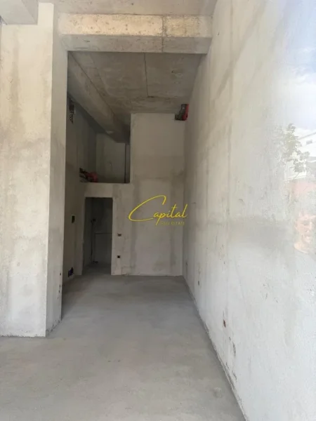 Tirane, shitet dyqan Kati 0, 32 m² 120.000 € (ASTIR)