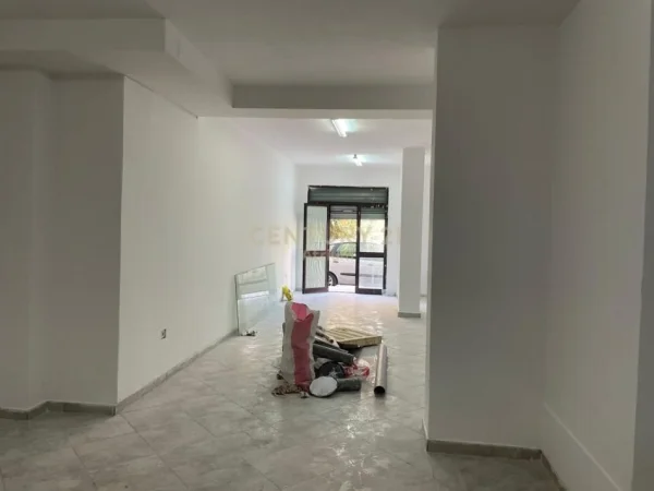 Tirane, jepet me qera ambjent biznesi Kati 0, 72 m² 400 € (Rr. Barrikadave)