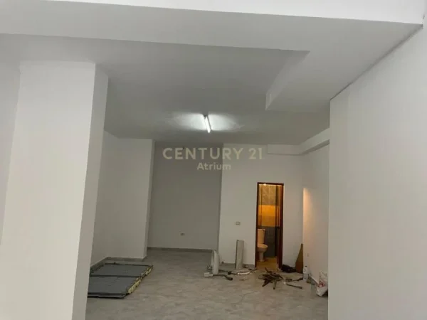 Tirane, jepet me qera ambjent biznesi Kati 0, 72 m² 400 € (Rr. Barrikadave)