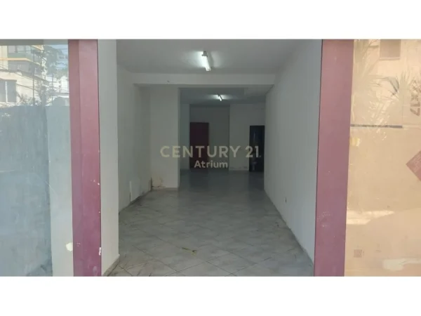 Tirane, jepet me qera ambjent biznesi Kati 0, 72 m² 400 € (Rr. Barrikadave)