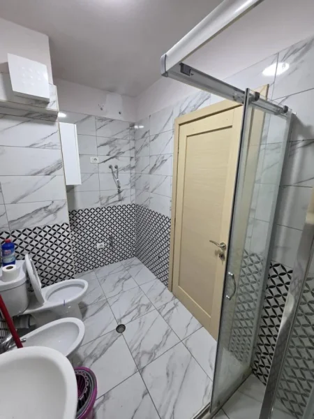 Tirane, shes apartament 3+1 Kati 3, 131 m² (Rruga selit e vjeter)