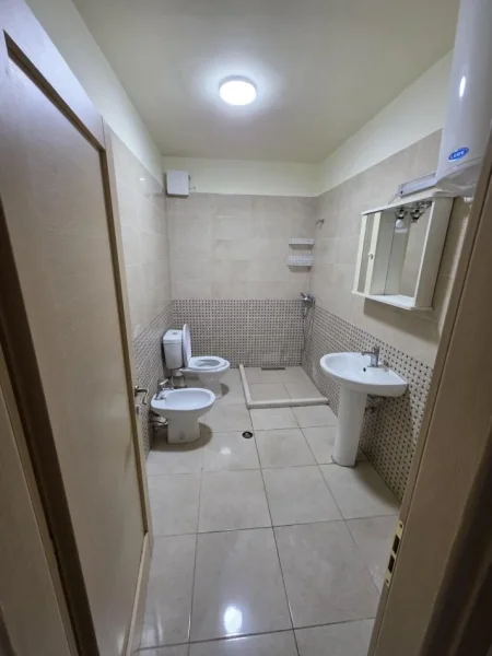 Tirane, shes apartament 3+1 Kati 3, 131 m² (Rruga selit e vjeter)
