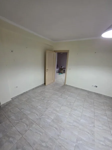 Tirane, shes apartament 3+1 Kati 3, 131 m² (Rruga selit e vjeter)