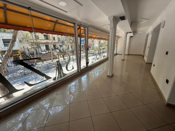 Tirane, jepet me qera dyqan Kati 1, 112 m² 1.100 € (FERIT XHAJKO)