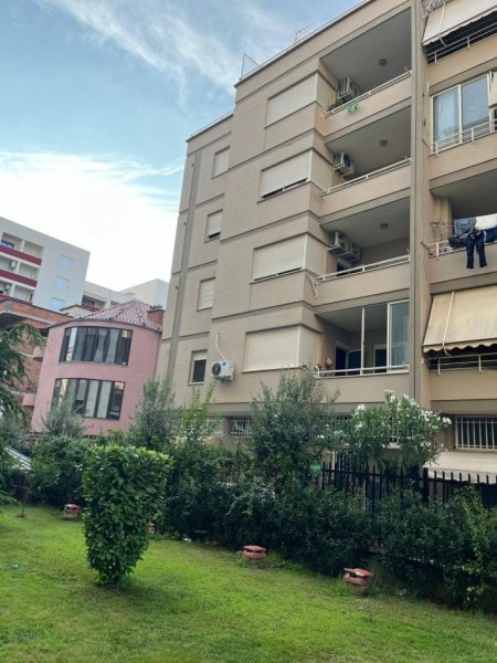 Tirane, jepet me qera apartament 1+1 Kati 0, 70 m² 400 € 