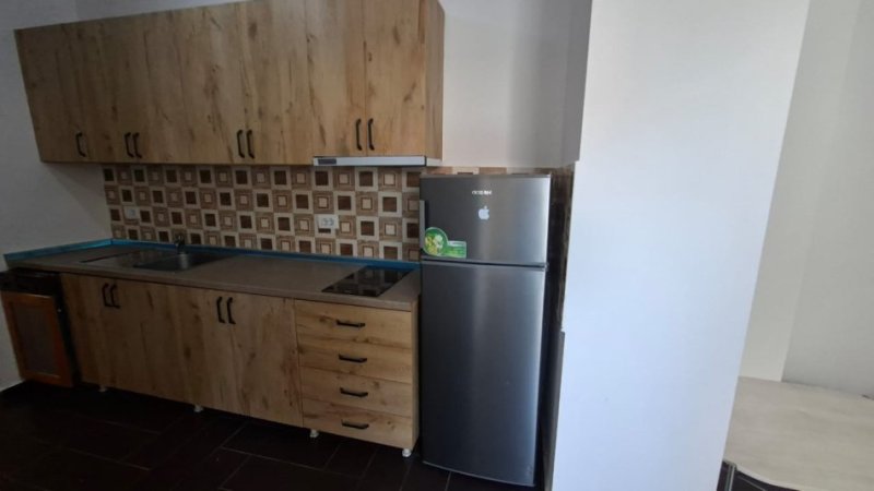 Tirane, jepet me qera apartament 1+1 Kati 1, 70 m² 350 € (Rruga 5 maji)