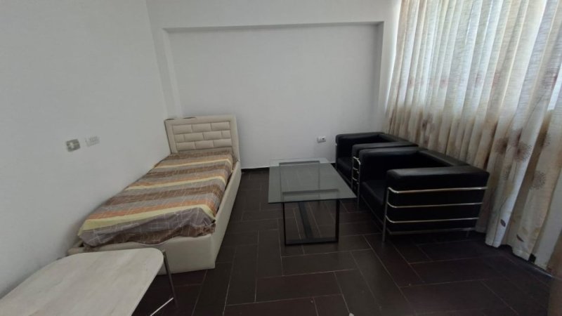 Tirane, jepet me qera apartament 1+1 Kati 1, 70 m² 350 € (Rruga 5 maji)