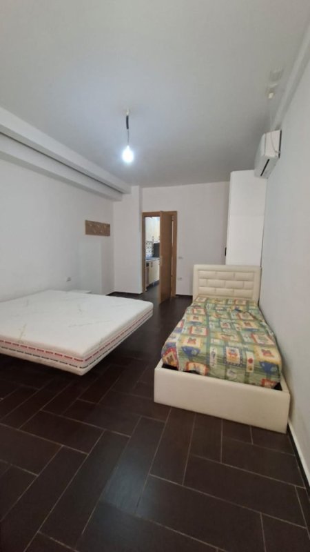 Tirane, jepet me qera apartament 1+1 Kati 1, 70 m² 350 € (Rruga 5 maji)