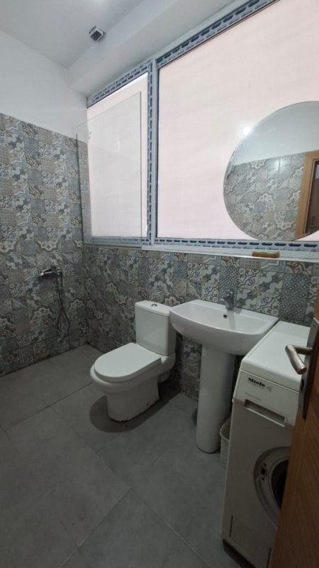 Tirane, jepet me qera apartament 1+1 Kati 1, 70 m² 350 € (Rruga 5 maji)