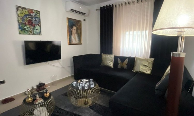 Tirane, jepet me qera apartament 1+1 Kati 3, 83 m² 800 € (ish ekspozita)