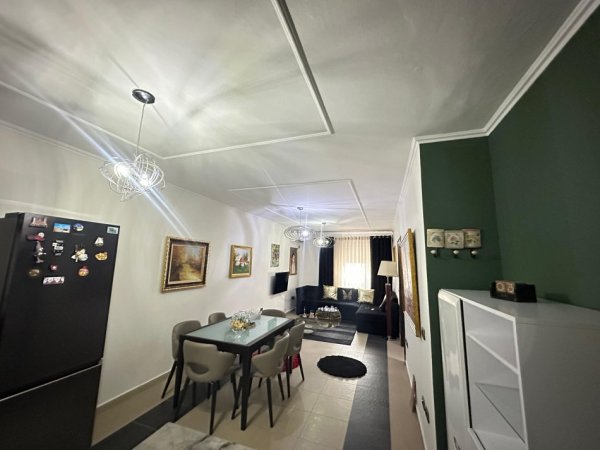 Tirane, jepet me qera apartament 1+1 Kati 3, 83 m² 800 € (ish ekspozita)