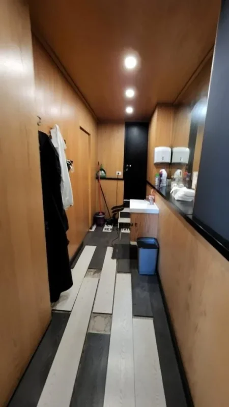 Tirane, jepet me qera ambjent biznesi Kati 0, 110 m² 1.500 € (PERBALLE TAJVANIT)