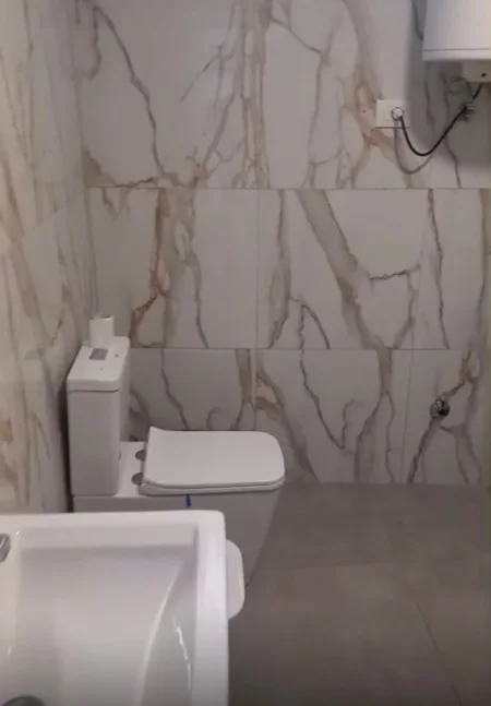 Tirane, jepet me qera apartament 1+1+Ballkon Kati 1, 70 m² 550 € (RRUGA E BARRIKADAVE)