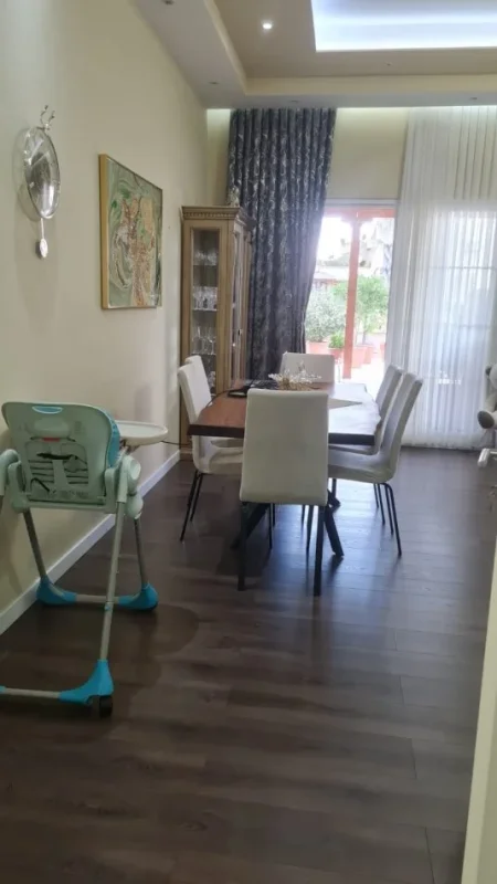 Shitet Apartament 1+1 në Fresk – Verandë e Madhe & Mobilim Luksoz 165.000 € (Fresk)