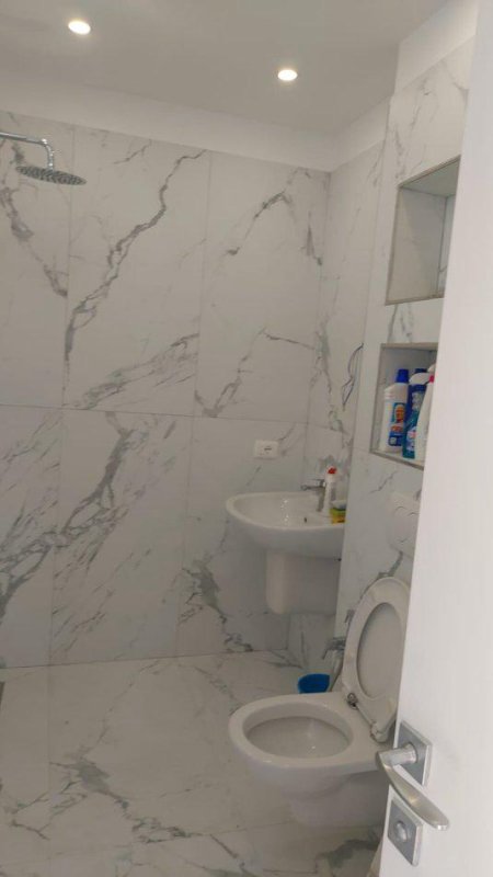 Tirane, jepet me qera apartament 1+1+Ballkon Kati 9, 75 m² 600 € (Ferit Xhajko)