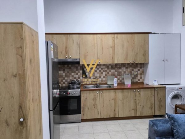 Tirane, jepet me qera apartament 1+1+Ballkon Kati 1, 40 m² 400 € (5 MAJI)