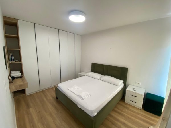 Tirane, jepet me qera apartament 1+1+Ballkon Kati 4, 64 m² 700 € (Ish Ambasada Jugosllave)