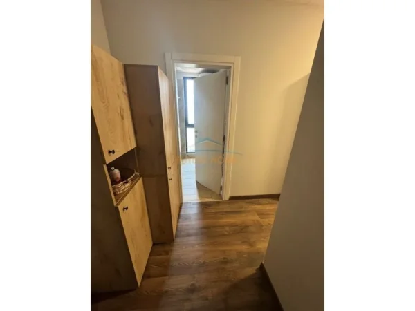 Tirane, jepet me qera apartament 1+1+Ballkon Kati 8, 70 m² 700 € 
