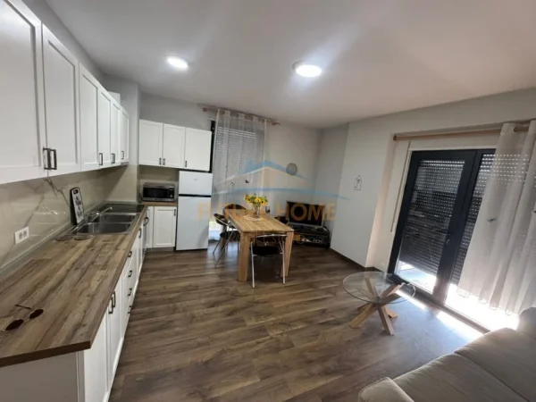 Tirane, jepet me qera apartament 1+1+Ballkon Kati 8, 70 m² 700 € 