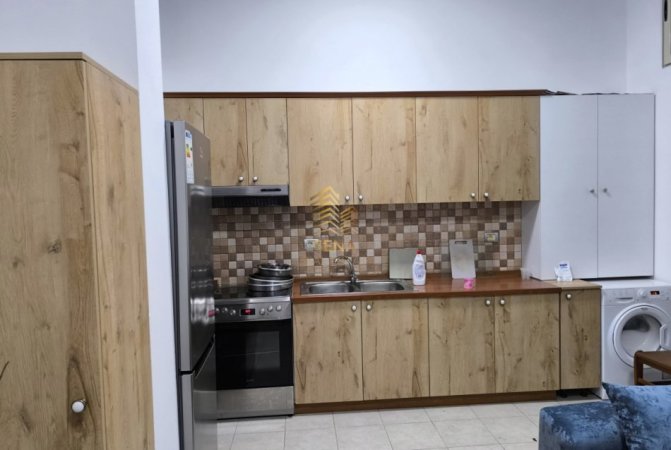 Tirane, jepet me qera apartament 1+1+Ballkon Kati 1, 60 m² 400 € (Mbrapa Concord Center)