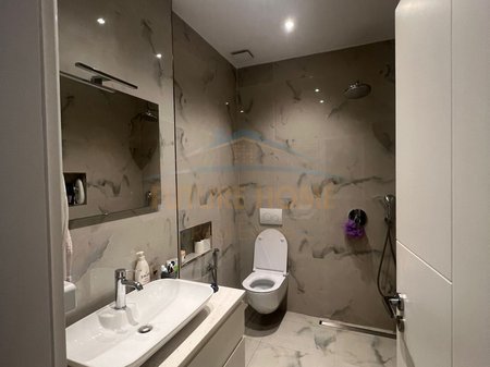Tirane, jepet me qera apartament 1+1+Ballkon Kati 2, 70 m² 500 € (Rruga e Kavajes)